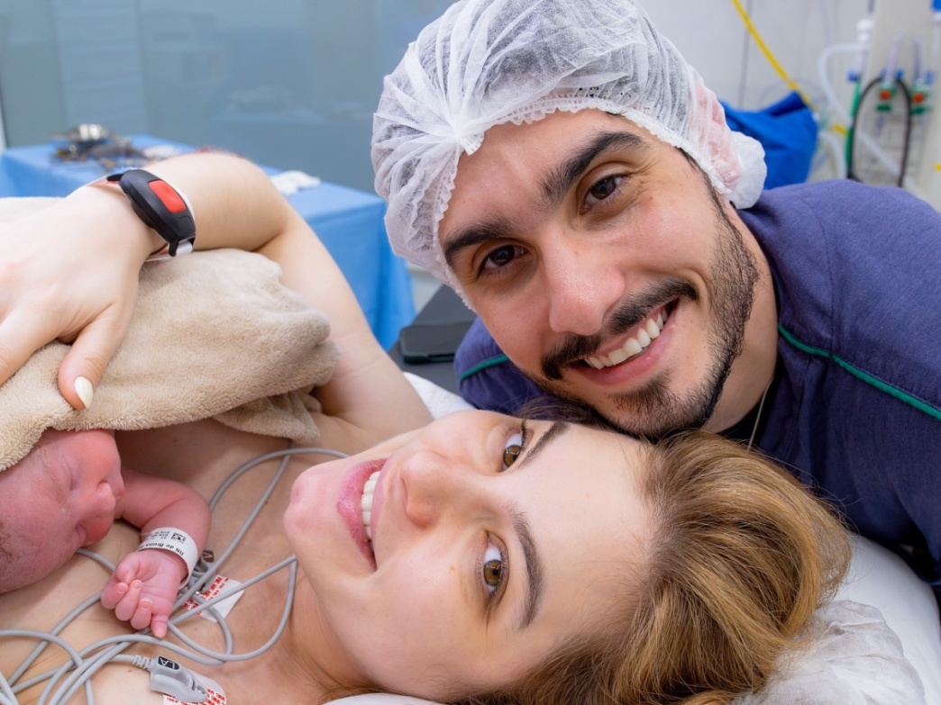 Atriz Bruna Hamú, o marido Leonardo Feltrim e o filho recém-nascimento Joaquim