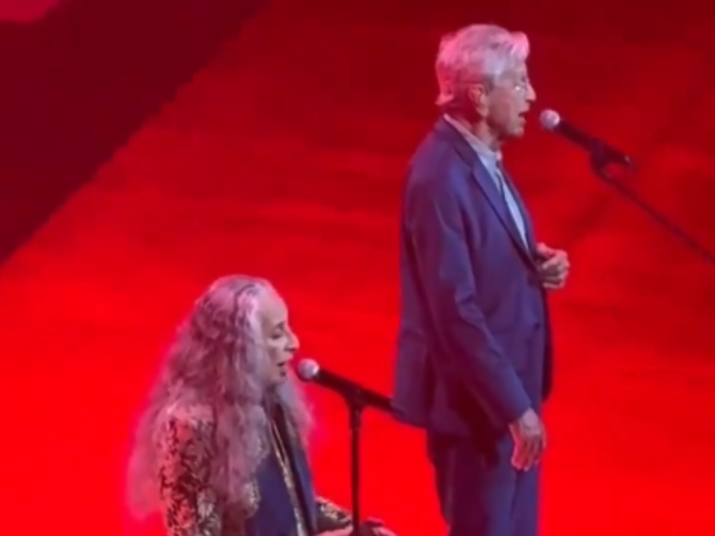 Cantores e irmãos Caetano Veloso e Maria Bethânia em turnê, durante, música de Iza