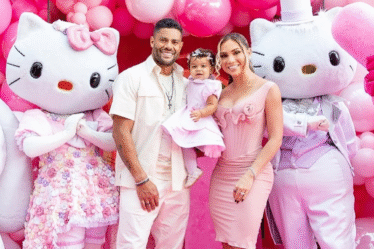 Jogador Hulk Paraíba e Camila Ângelo com a filha Aisha