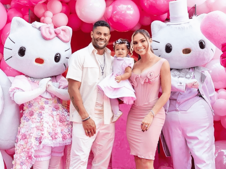 Jogador Hulk Paraíba e Camila Ângelo com a filha Aisha