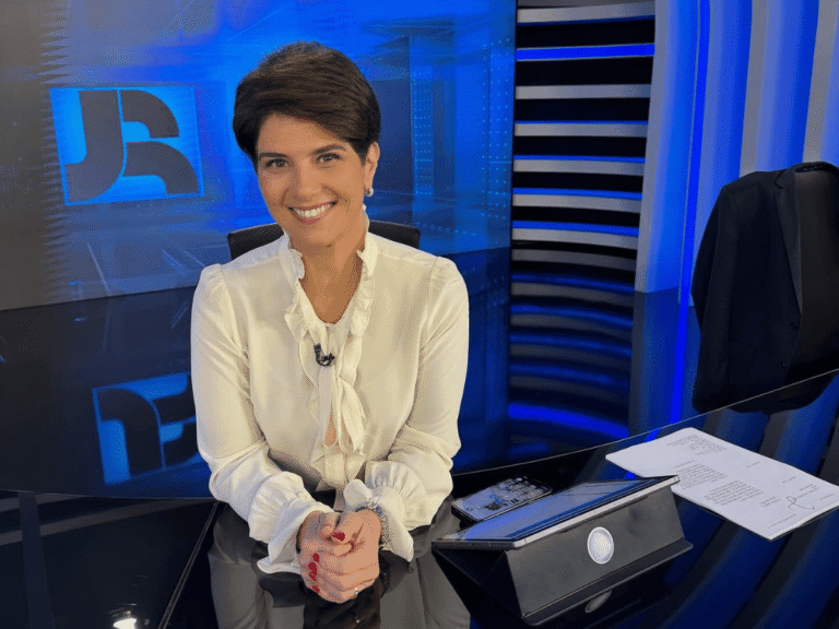 Jornalista Mariana Godoy na bancada do Jornal da Record