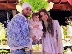 jogador Neymar, a influenciadora Amanda Kimberly e a filha dos dois, Helena