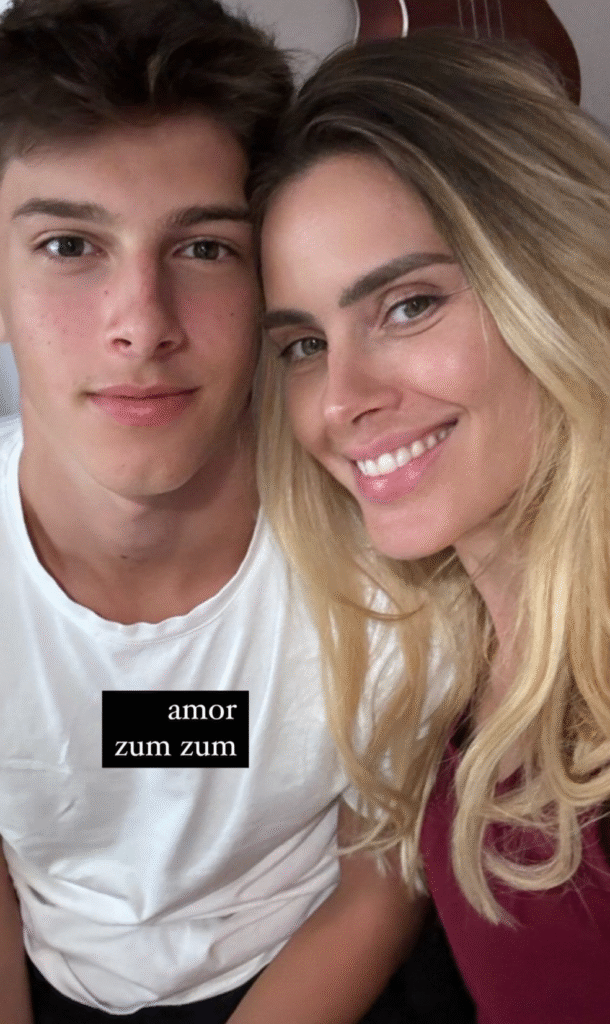 Carolina Dieckmmann e José Worcman, seu filho caçula