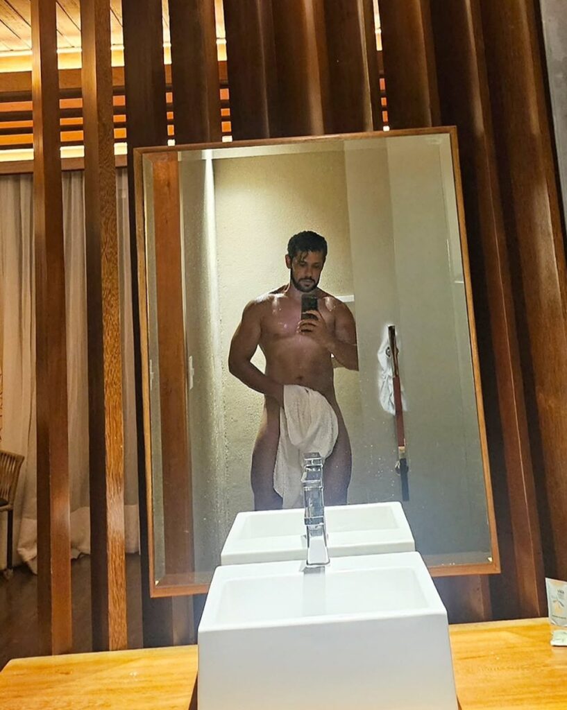 Ator Amaury Lorenzo em foto pelado em frente ao espelho
