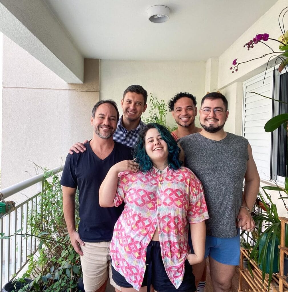 Atriz Karol Lannes posa em família. Ela viveu a Agatha de Avenida Brasil