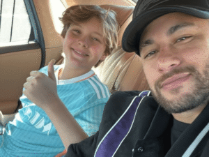 Jogador Neymar e seu filho Davi Lucca