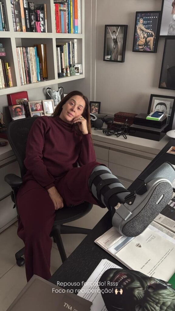 Atriz Claudia Raia com o pé imobilizado após sofrer fratura