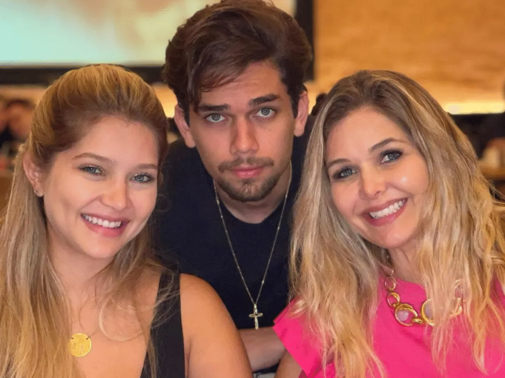 Andrea Mota e filhos com Leandro