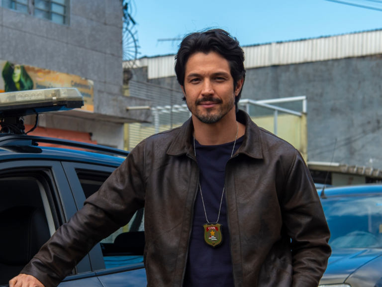 Ator Romulo Estrela com seu personagem na novela Três Graças