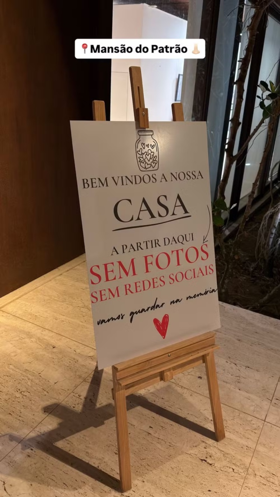 Placa na entrada da mansão de Luciano Huck e Angélica 