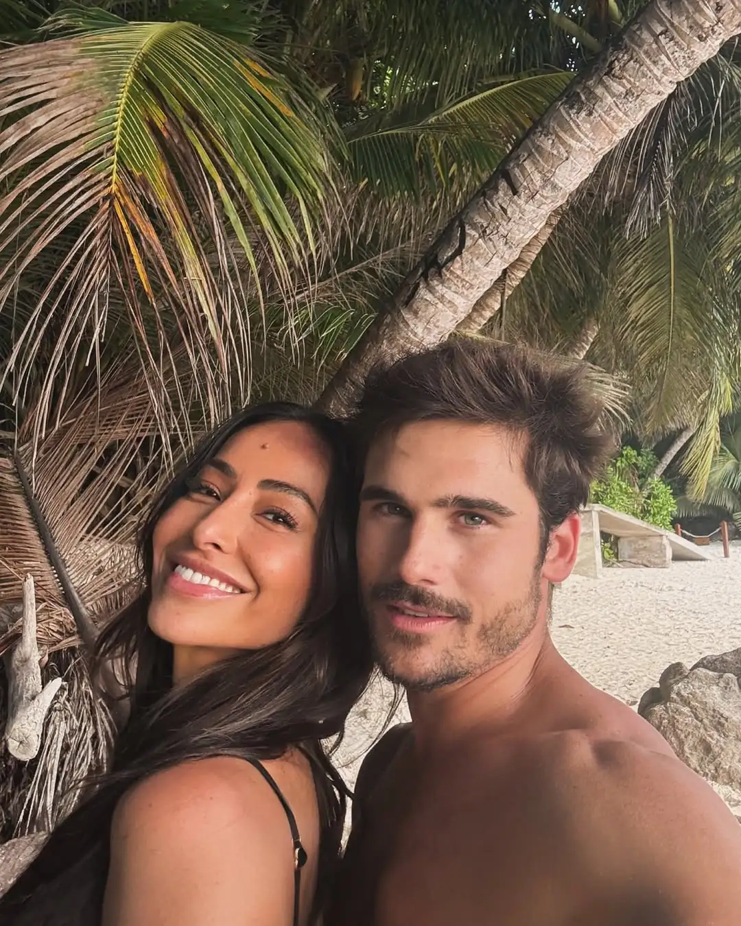 Ator Nicolas Prattes e apresentadora Sabrina Sato