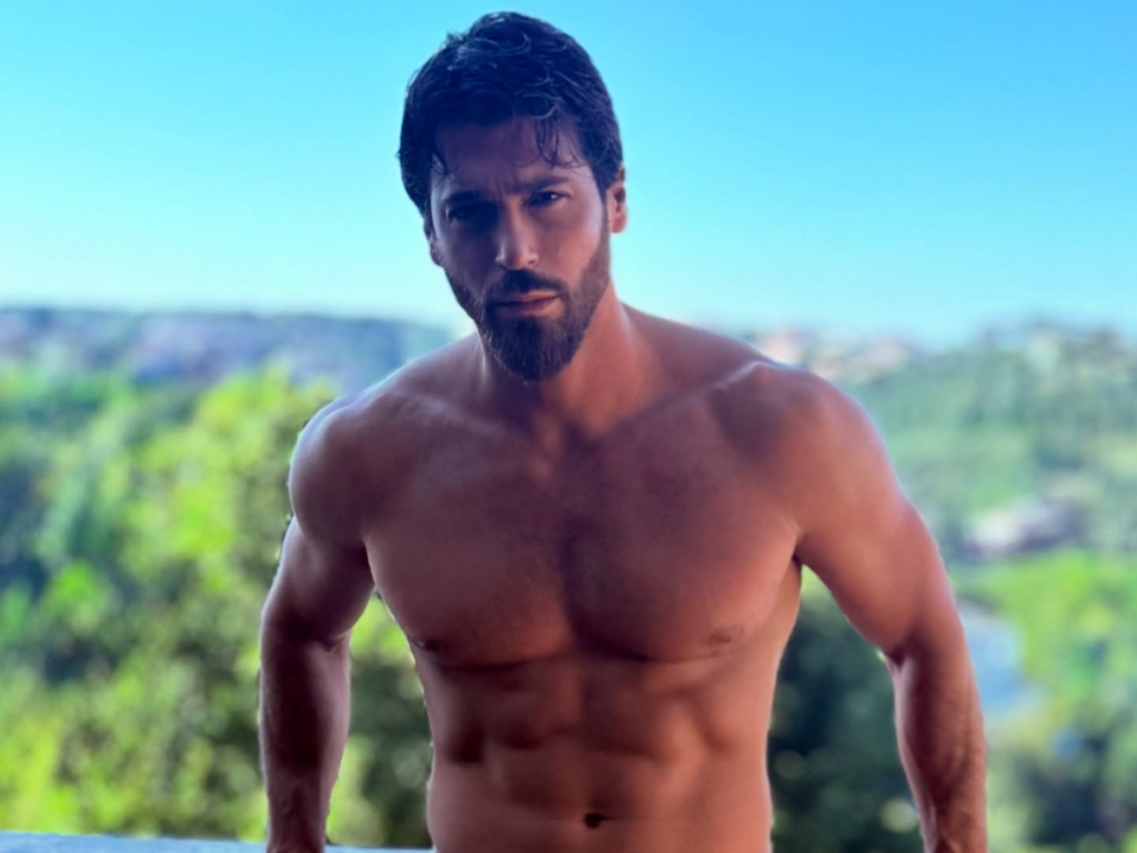 Ator Can Yaman, galã de novelas turcas