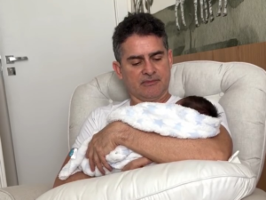 David Almeida, prefeito de Manaus, com o filho
