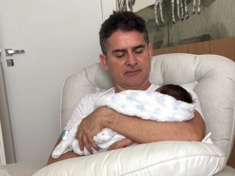 David Almeida, prefeito de Manaus, com o filho