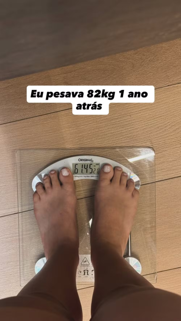 Os pés da influenciadora Viih Tube em cima de uma balança mostrando seu peso