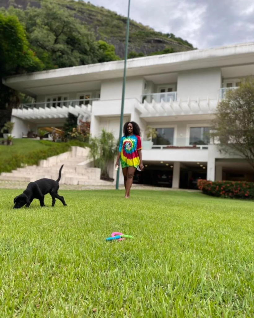 Fachada da mansão da cantora Iza
