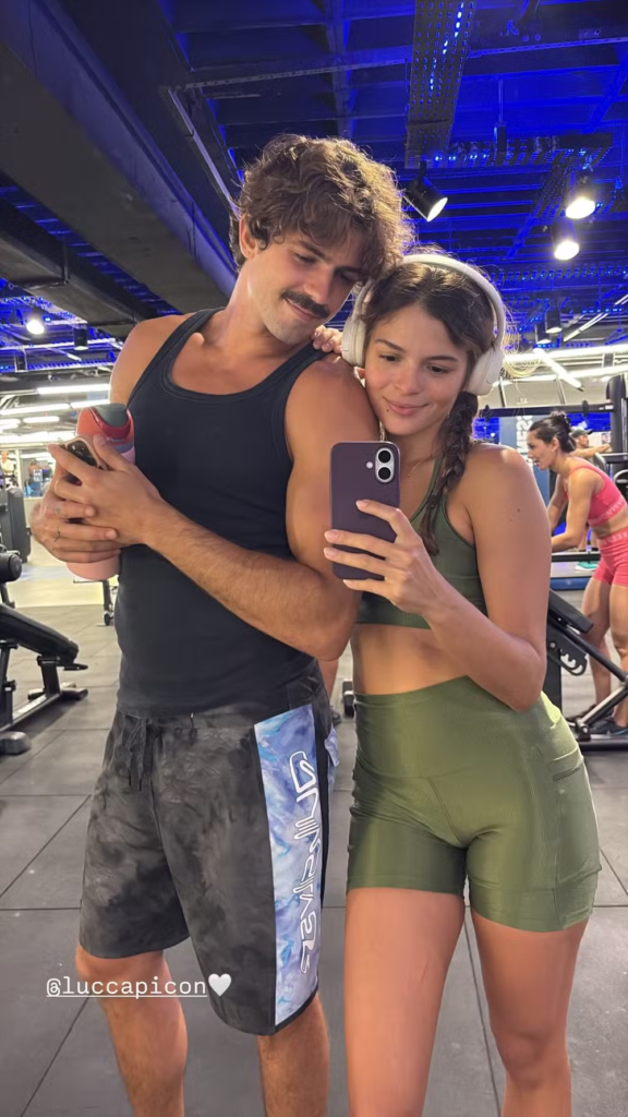 Luana Maia, irmã de Bruna Marquezine, posa com namorado, o ator Lucca Picon