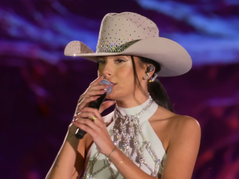 Cantora Ana Castela