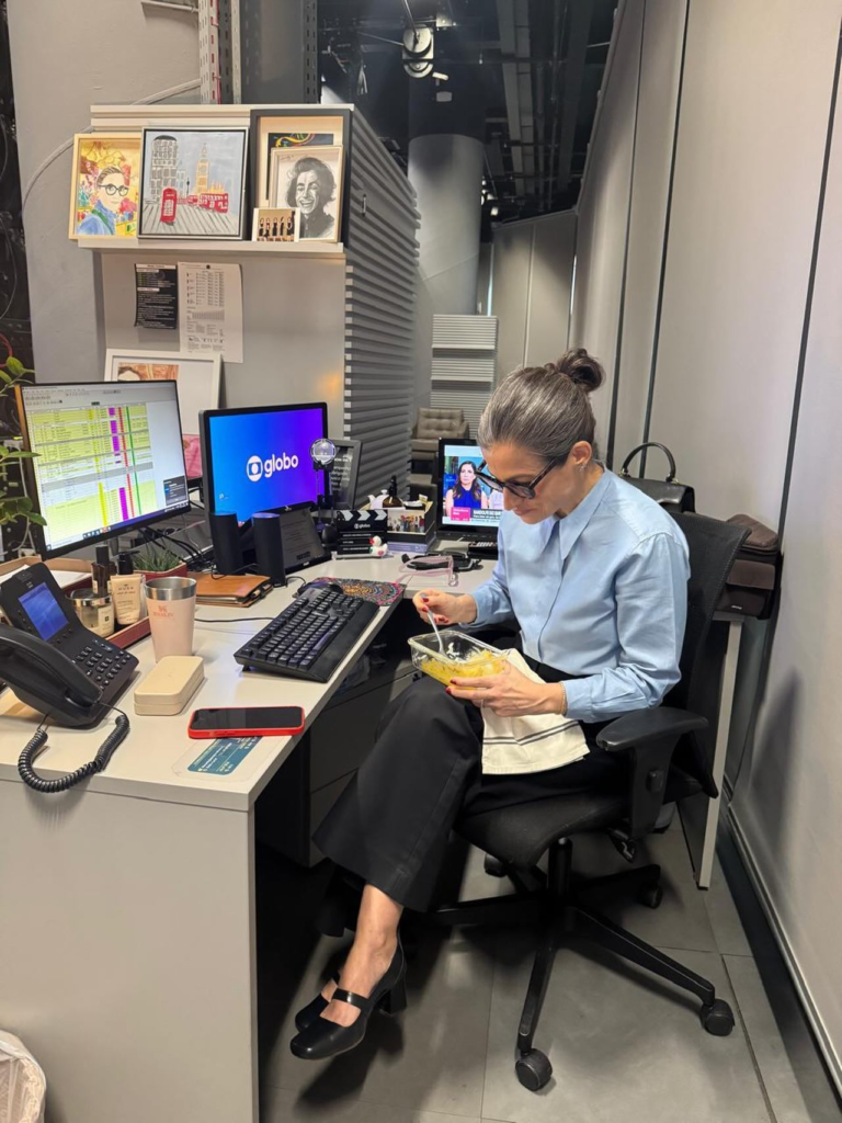 Renata Vasconcellos em seu almoço na Globo, comendo marmita