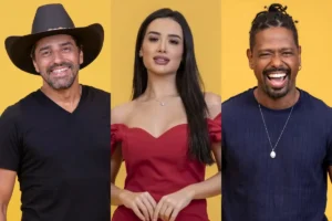 Texto Alternativo: Três participantes do BBB 26 sorrindo em uma montagem horizontal sobre fundo amarelo. À esquerda, Alberto Cowboy usa chapéu preto e camiseta decote V; ao centro, Jordana veste um vestido vermelho ombro a ombro; à direita, Leandro Boneco com cabelo preso e camiseta azul marinho.