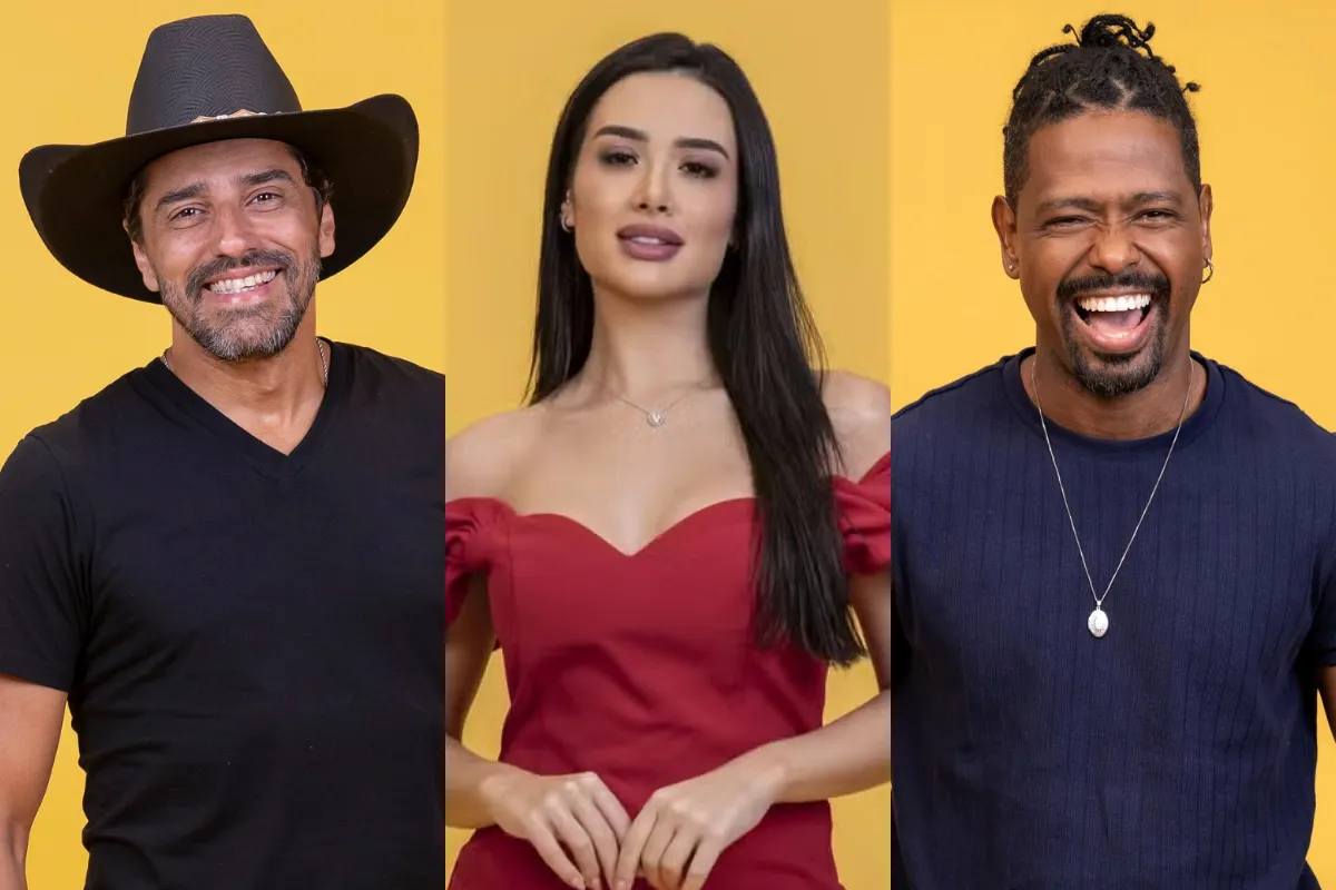 Texto Alternativo: Três participantes do BBB 26 sorrindo em uma montagem horizontal sobre fundo amarelo. À esquerda, Alberto Cowboy usa chapéu preto e camiseta decote V; ao centro, Jordana veste um vestido vermelho ombro a ombro; à direita, Leandro Boneco com cabelo preso e camiseta azul marinho.