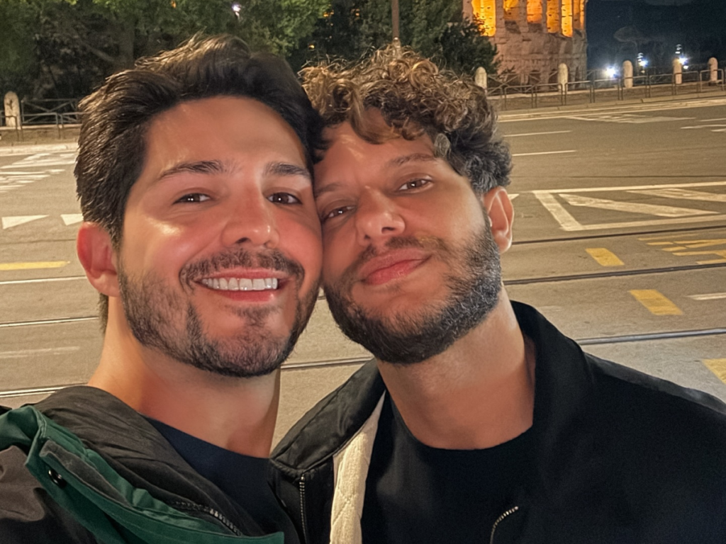 Ator Igor Cosso e dançarino Heron Leal em selfie