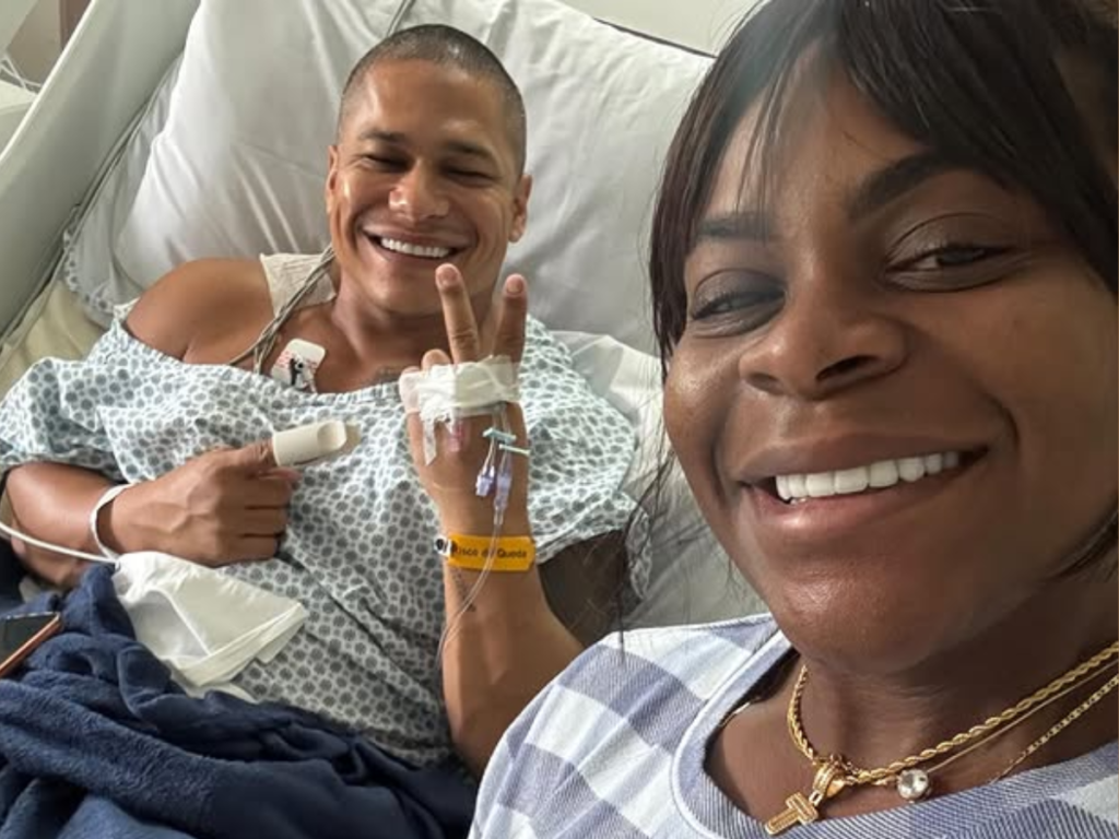 Jojo Todynho posa com o namorado no hospital