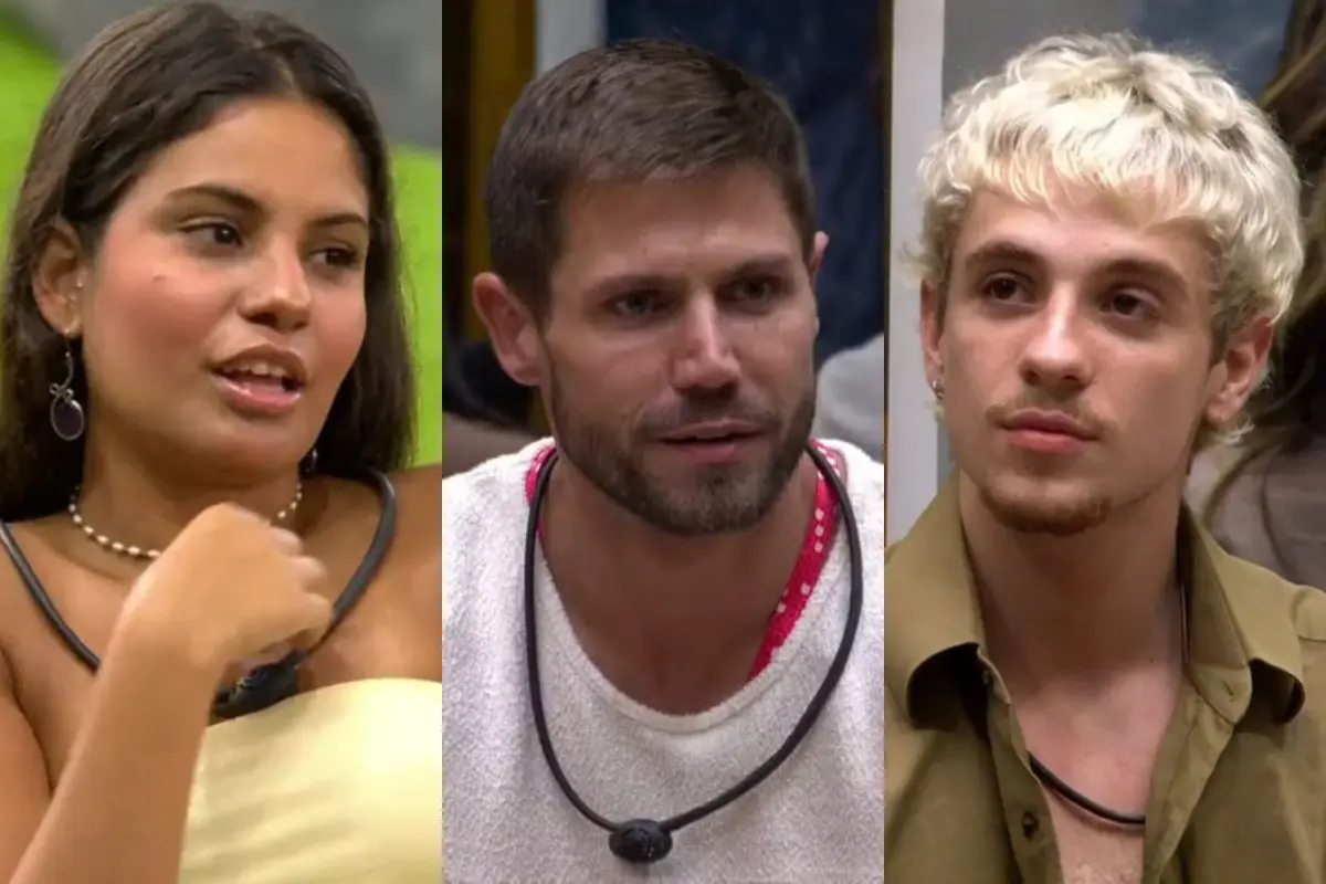 Três fotos lado a lado dos participantes Gabriela, Jonas Sulzbach e Juliano Floss durante o confinamento do BBB 26. Gabriela está à esquerda com colar de pérolas, Jonas ao centro com barba aparada e Juliano à direita com cabelo loiro platinado. Todos usam o colar do microfone do reality.