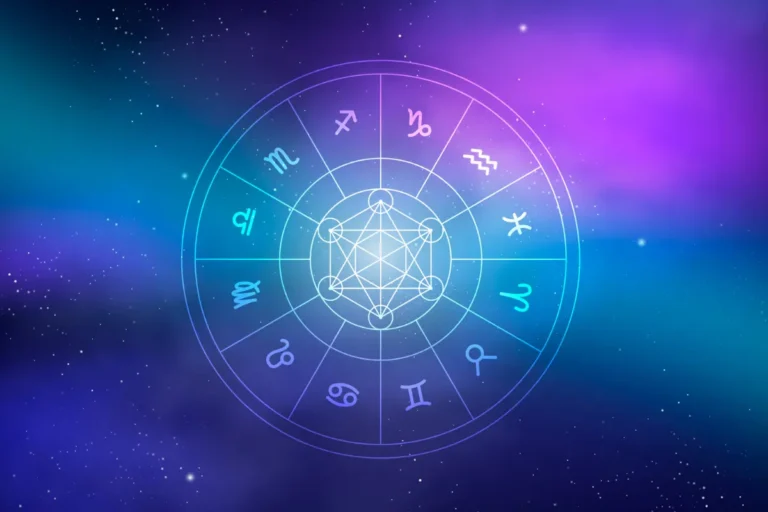 Roda do zodíaco com os doze signos astrológicos em ícones brancos dispostos em um círculo azul e roxo, com o símbolo do Cubo de Metatron no centro, sobre um fundo de nebulosa espacial com estrelas.