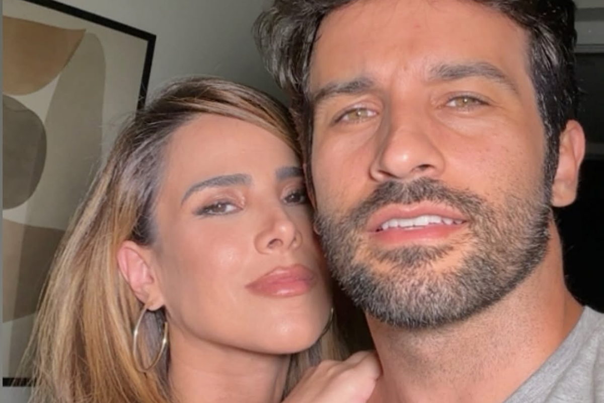 Wanessa Camargo e Bruno Bevan sorridentes, posando lado a lado em um ambiente iluminado. Wanessa usa um look elegante enquanto Bruno veste uma camisa casual.