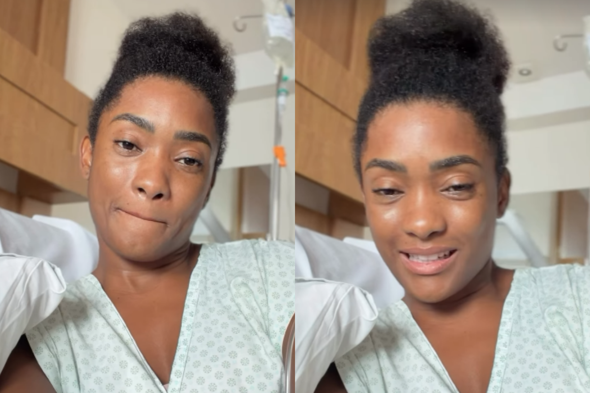 Montagem com duas fotos de Erika Januza em uma cama de hospital. Ela aparece usando camisola hospitalar verde clara com estampas pequenas, cabelos presos em um coque alto e um acesso de soro visível ao fundo. Na imagem da esquerda ela morde os lábios e na da direita ela sorri levemente.