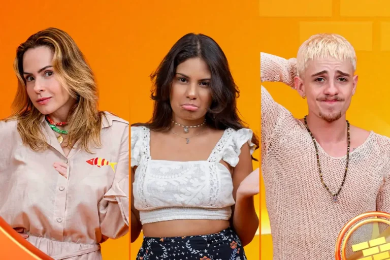 Ana Paula, Gabriela e Juliano, participantes do BBB 26, posam em um fundo laranja dividido em três painéis. Ana Paula veste camisa bege com detalhe de peixe; Gabriela usa top branco rendado e faz biquinho; Juliano tem cabelos descoloridos e veste blusa de tricô bege.