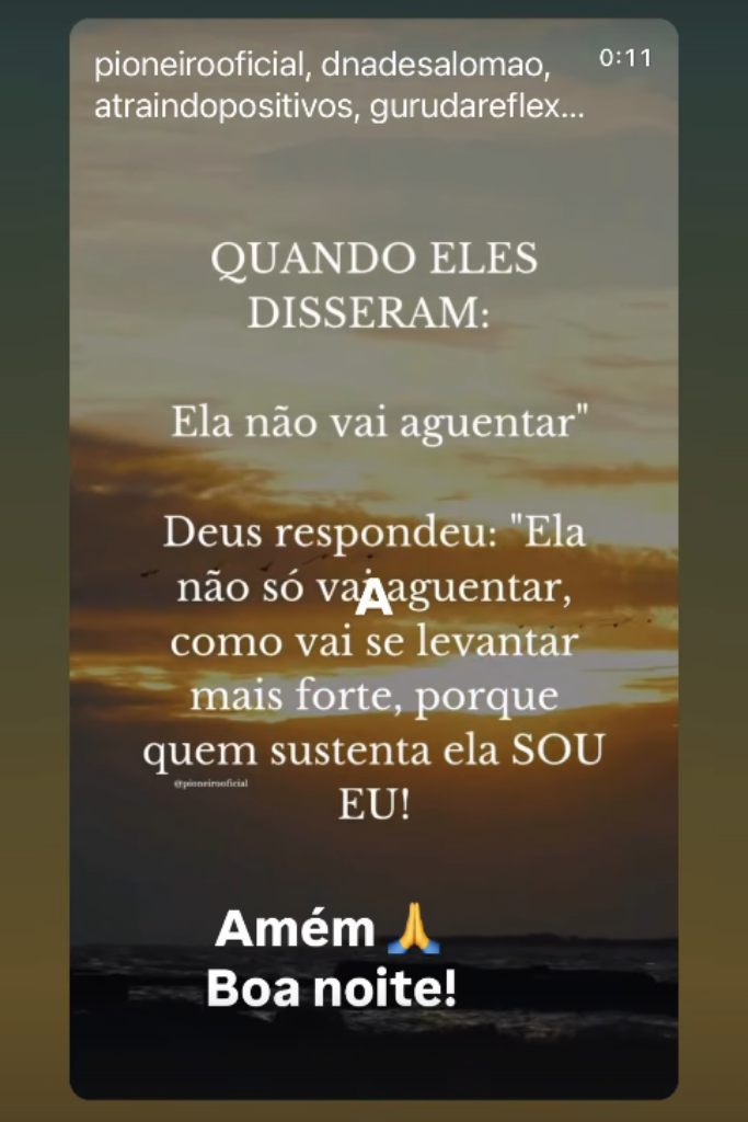 Captura de tela de um story do Instagram com uma mensagem religiosa sobre superação sobreposta a um fundo de pôr do sol no mar. O texto diz: