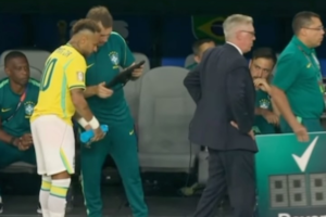 Davide Ancelotti, auxiliar técnico da Seleção Brasileira, faz gesto de desaprovação com a cabeça enquanto Neymar recebe instruções táticas próximo ao banco de reservas durante jogo da Copa do Mundo.