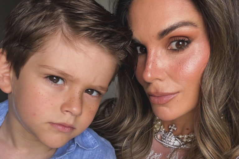 Flávia Viana posando para selfie próxima ao seu filho pequeno, Gabriel, ambos exibindo sardas naturais no rosto.