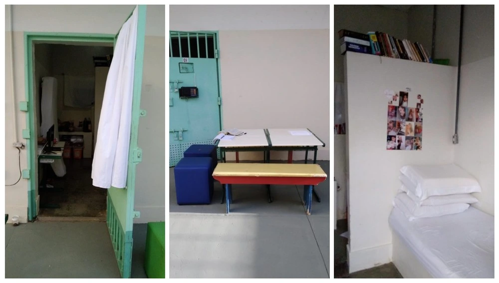 Colagem de três fotos do interior de uma penitenciária: à esquerda, uma porta de cela verde entreaberta com uma cortina branca; ao centro, mesas brancas e assentos coloridos em uma área comum; à direita, uma cama de solteiro com travesseiros brancos e prateleira superior com livros.