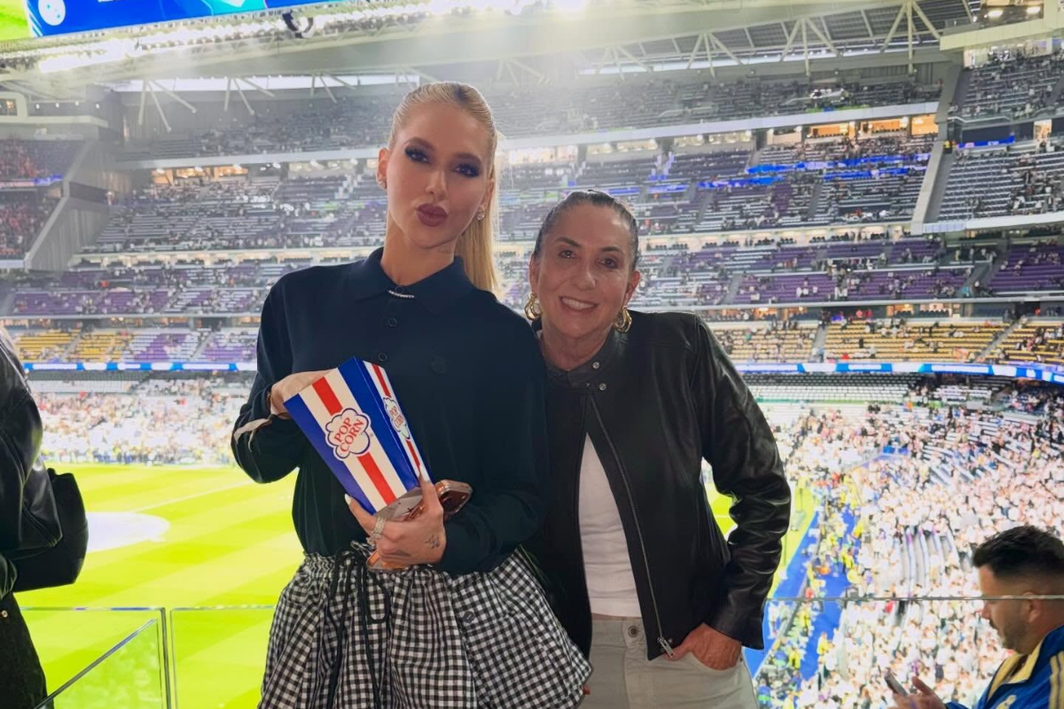 Virginia Fonseca e sua mãe, Margareth Serrão, sorrindo e posando juntas em um ambiente iluminado.