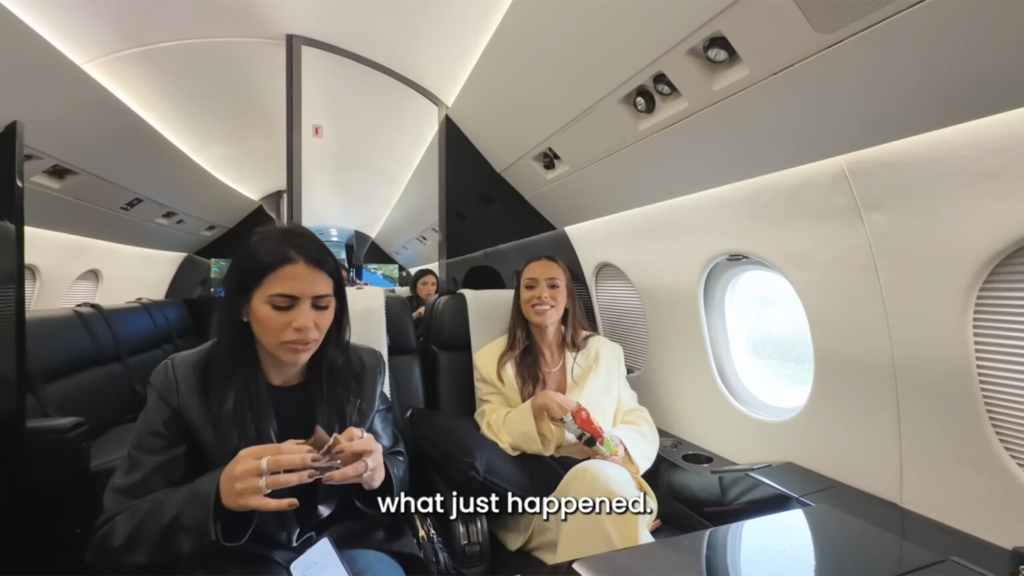 Bruna Biancardi e amiga conversando e fazendo lanche sentadas em poltronas de couro preto no interior do jato particular de luxo de Neymar.
