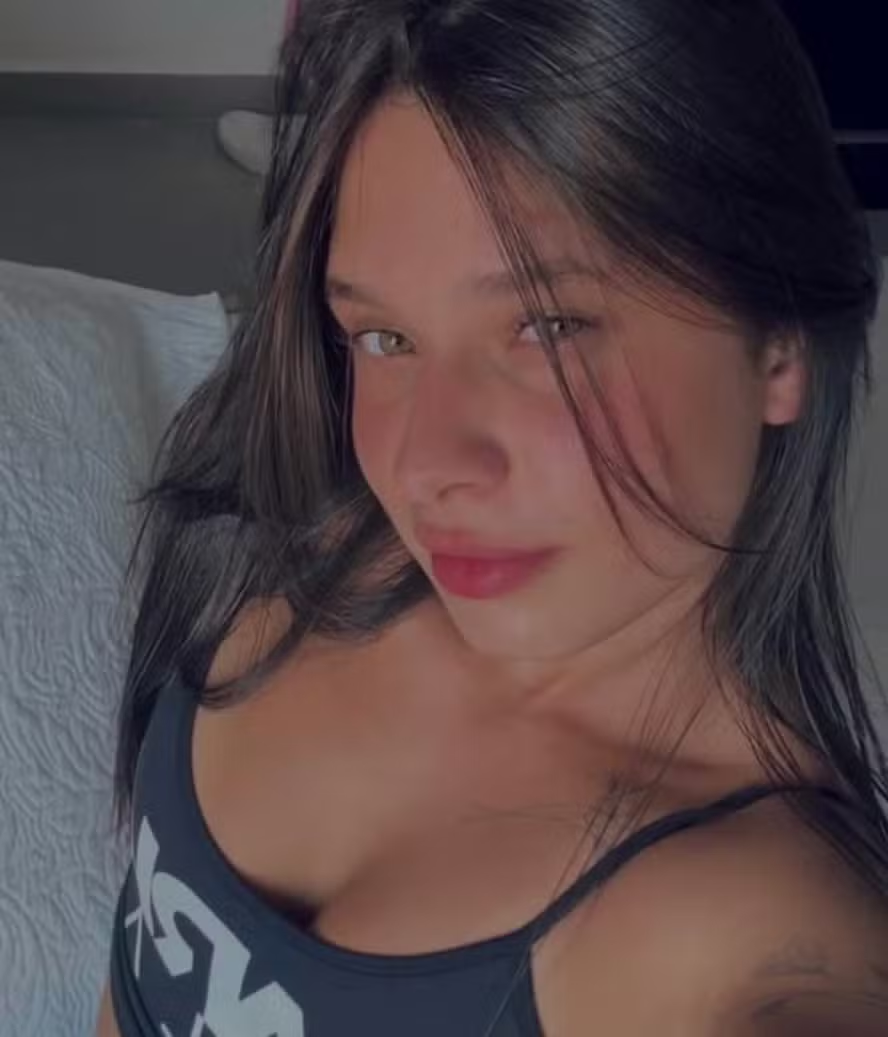 Maria Eduarda Rodrigues de Freitas posando para selfie com cabelo escuro e regata preta.
