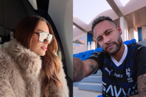 Bruna Biancardi usando óculos escuros e casaco de pele ao lado de Neymar vestindo a camisa do Al-Hilal em um estádio.