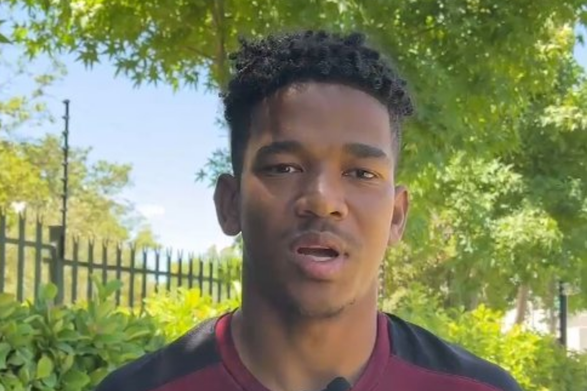 Jogador Jayden Adams durante entrevista em ambiente externo com vegetação ao fundo.