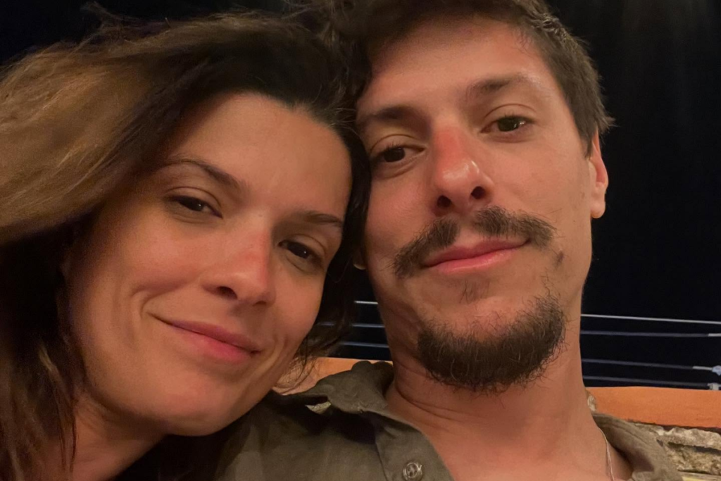 Maria Eduarda e seu marido, Alexis Müller, posam juntos para uma selfie com rostos próximos, demonstrando cumplicidade.