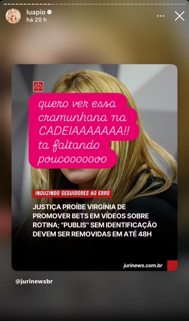 Captura de tela de um Story do Instagram de Luana Piovani compartilhando uma notícia do portal JuriNews. A manchete diz: "Justiça proíbe Virgínia de promover bets em vídeos sobre rotina". Sobre o rosto borrado de Virgínia, Luana inseriu uma grande caixa de texto rosa com os dizeres em branco: "quero ver essa cramunhana na CADEIAAAAAAA!! ta faltando poucooooooo".