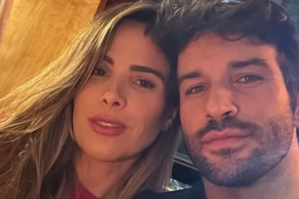 Wanessa Camargo e seu namorado Bruno Bevan posam juntos em um clique próximo, com os rostos encostados e expressões suaves.