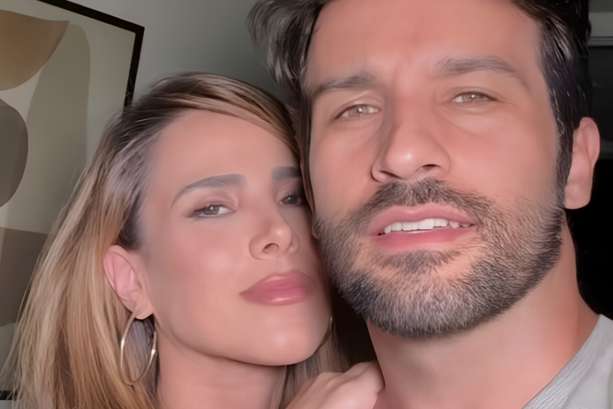 Wanessa Camargo com rosto colado ao de seu namorado, Bruno Bevan, em foto de casal. Ela está maquiada e de brinco de argola dourada; ele tem barba e cabelos grisalhos.