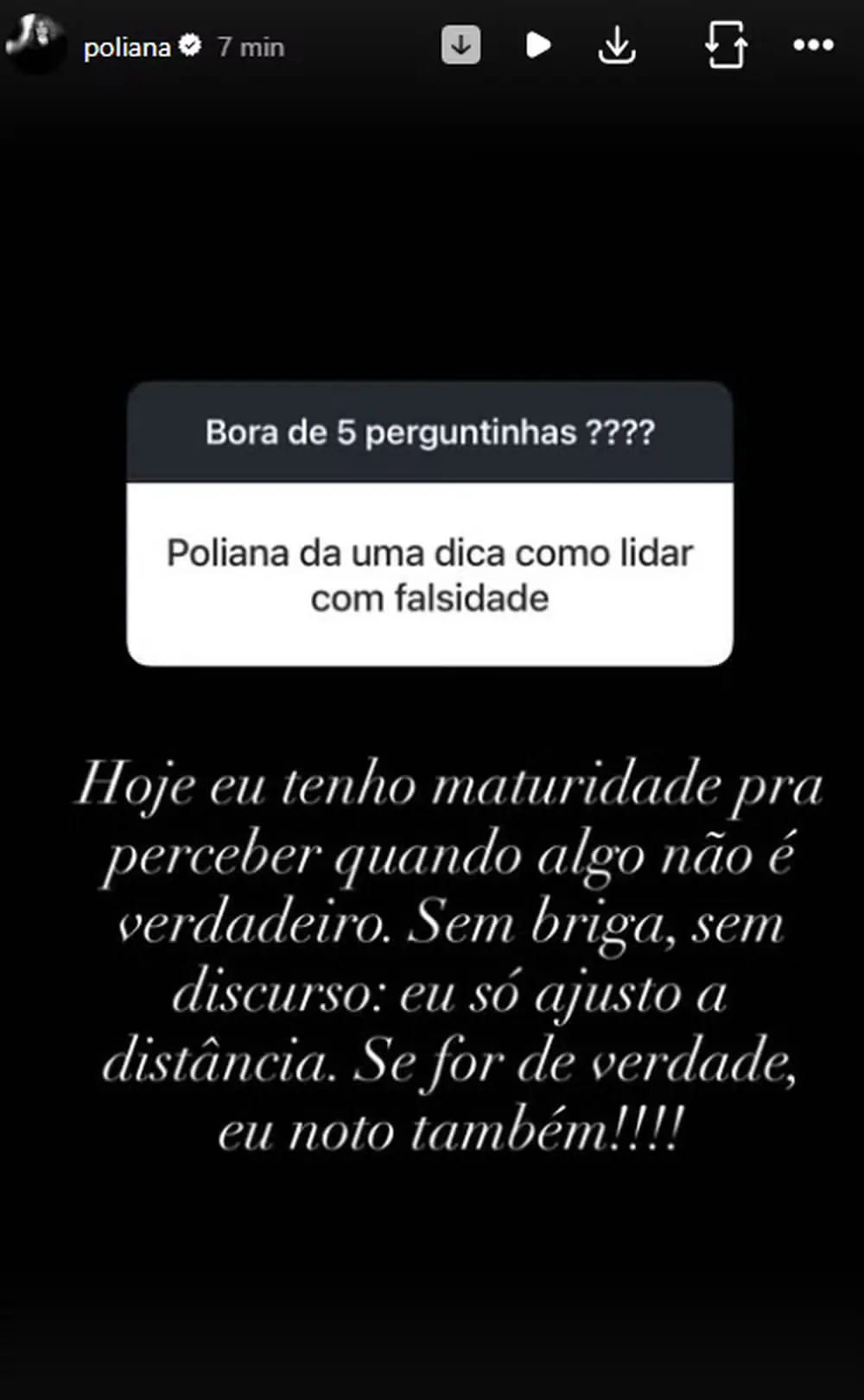 Captura de tela de um story do Instagram da influenciadora Poliana Rocha. No centro, há uma caixa de perguntas com a dúvida de um seguidor: "Poliana da uma dica como lidar com falsidade". Abaixo, a resposta de Poliana escrita em letras brancas sobre um fundo preto: "Hoje eu tenho maturidade pra perceber quando algo não é verdadeiro. Sem briga, sem discurso: eu só ajusto a distância. Se for de verdade, eu noto também!!!!".