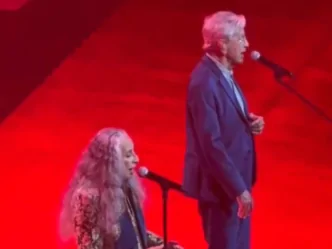 Cantores e irmãos Caetano Veloso e Maria Bethânia em turnê, durante, música de Iza