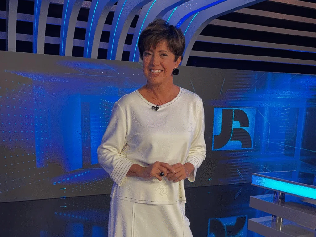 Jornalista Christina Lemos no estúdio do Jornal da Record
