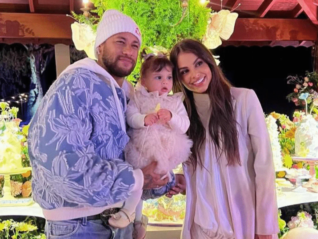 jogador Neymar, a influenciadora Amanda Kimberly e a filha dos dois, Helena