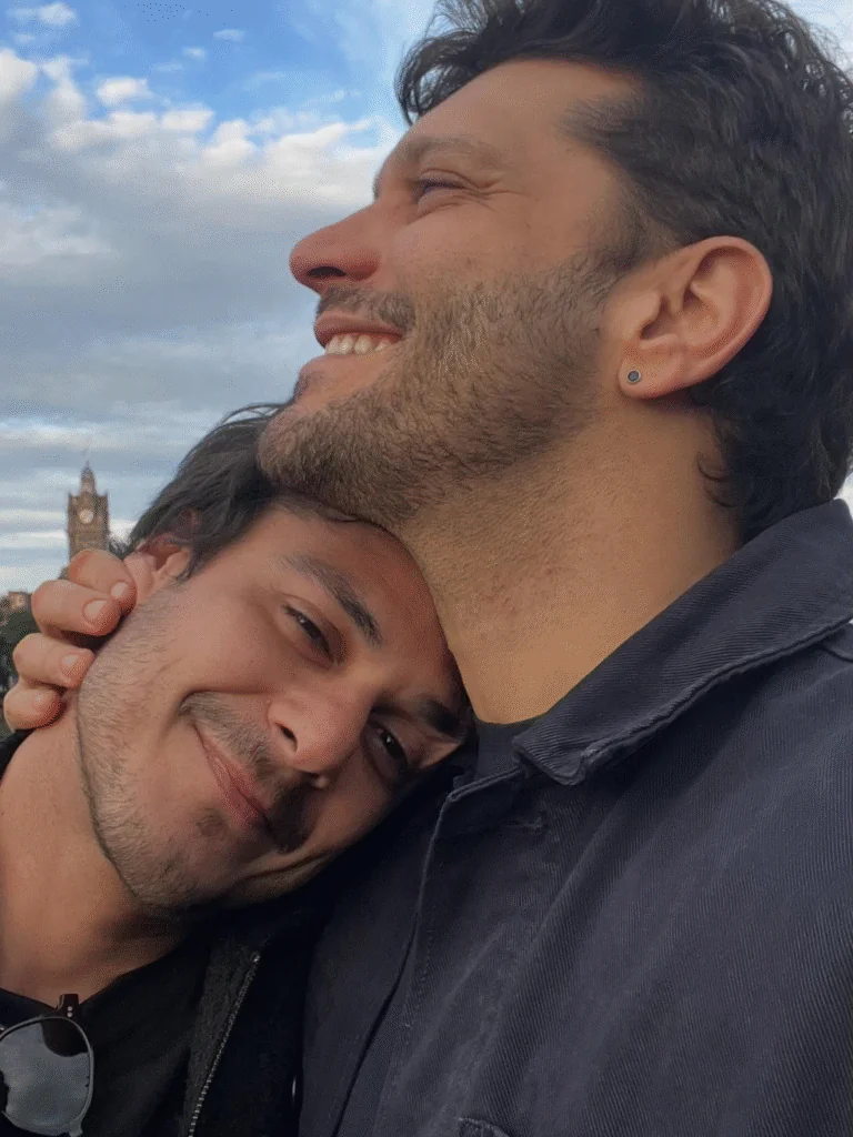 Armando Babaioff posa com o namorado, Victor Novaes